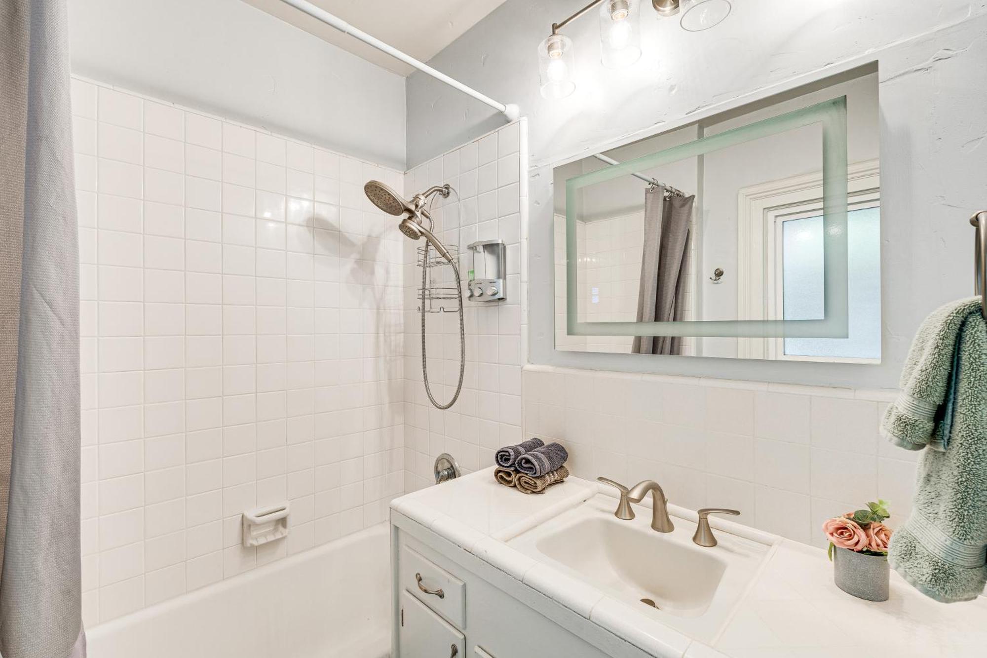 Bright Woodland Apartment Walk To Main Street المظهر الخارجي الصورة